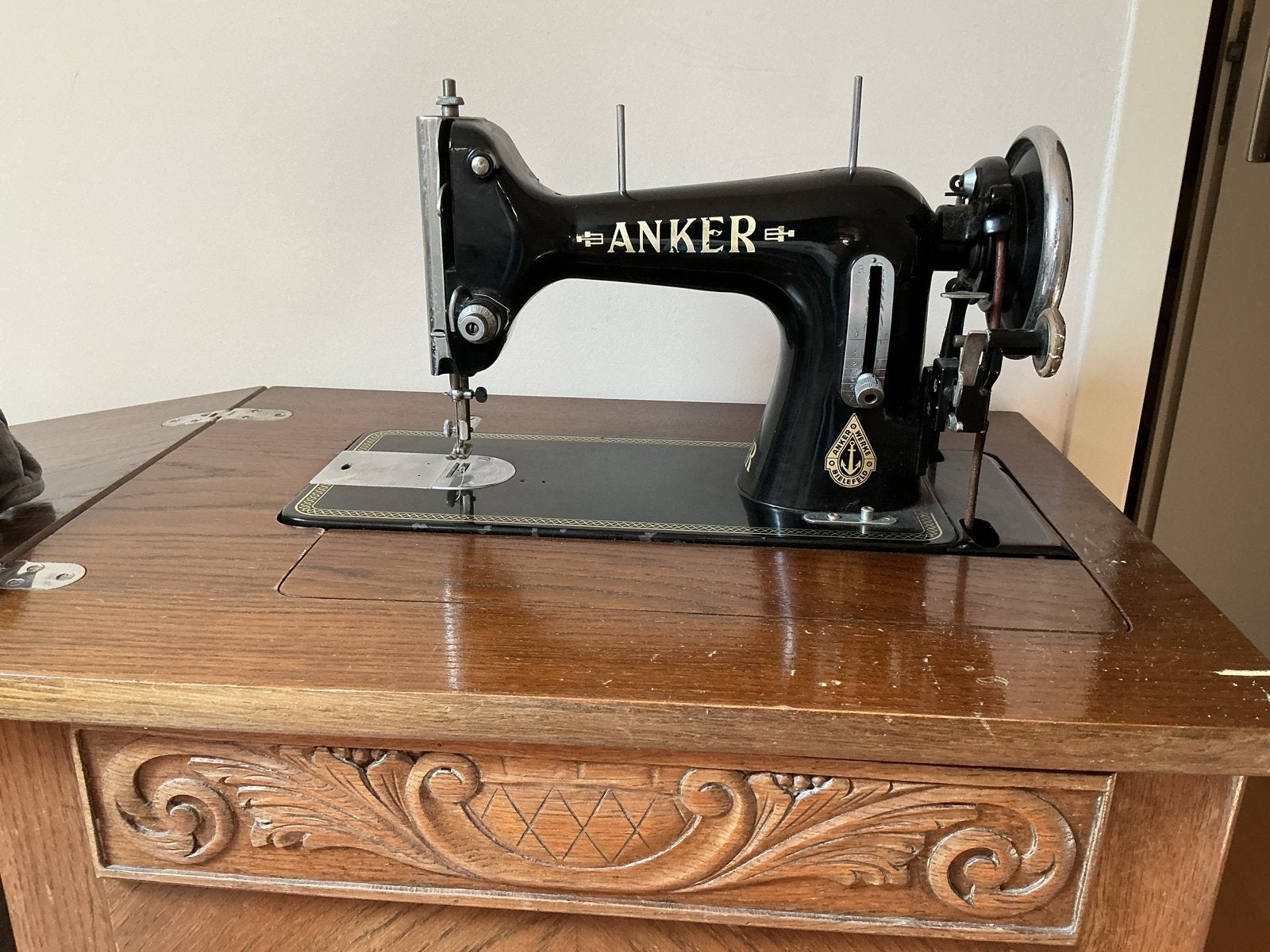 Antieke Anker trapnaaimachine met serienummer, Ophalen