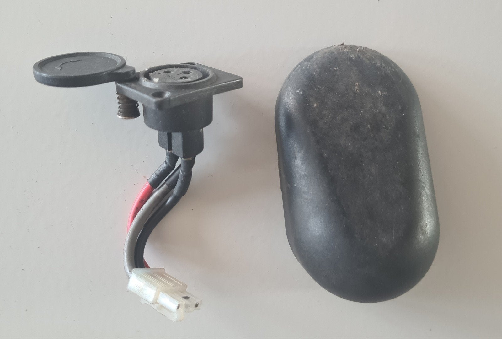 Oplaadpoort / aansluitpunt 3 pins ion -  Batavus Koga Sparta, Fietsen en Brommers, Ophalen of Verzenden, Gebruikt