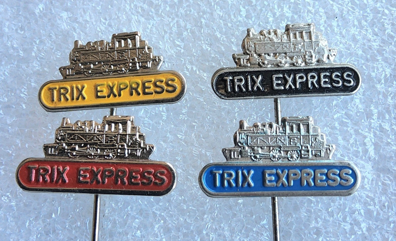4 Trix Express Speldjes - Trein Thema, Ophalen of Verzenden, Zo goed als nieuw, Transport, Speldje of Pin