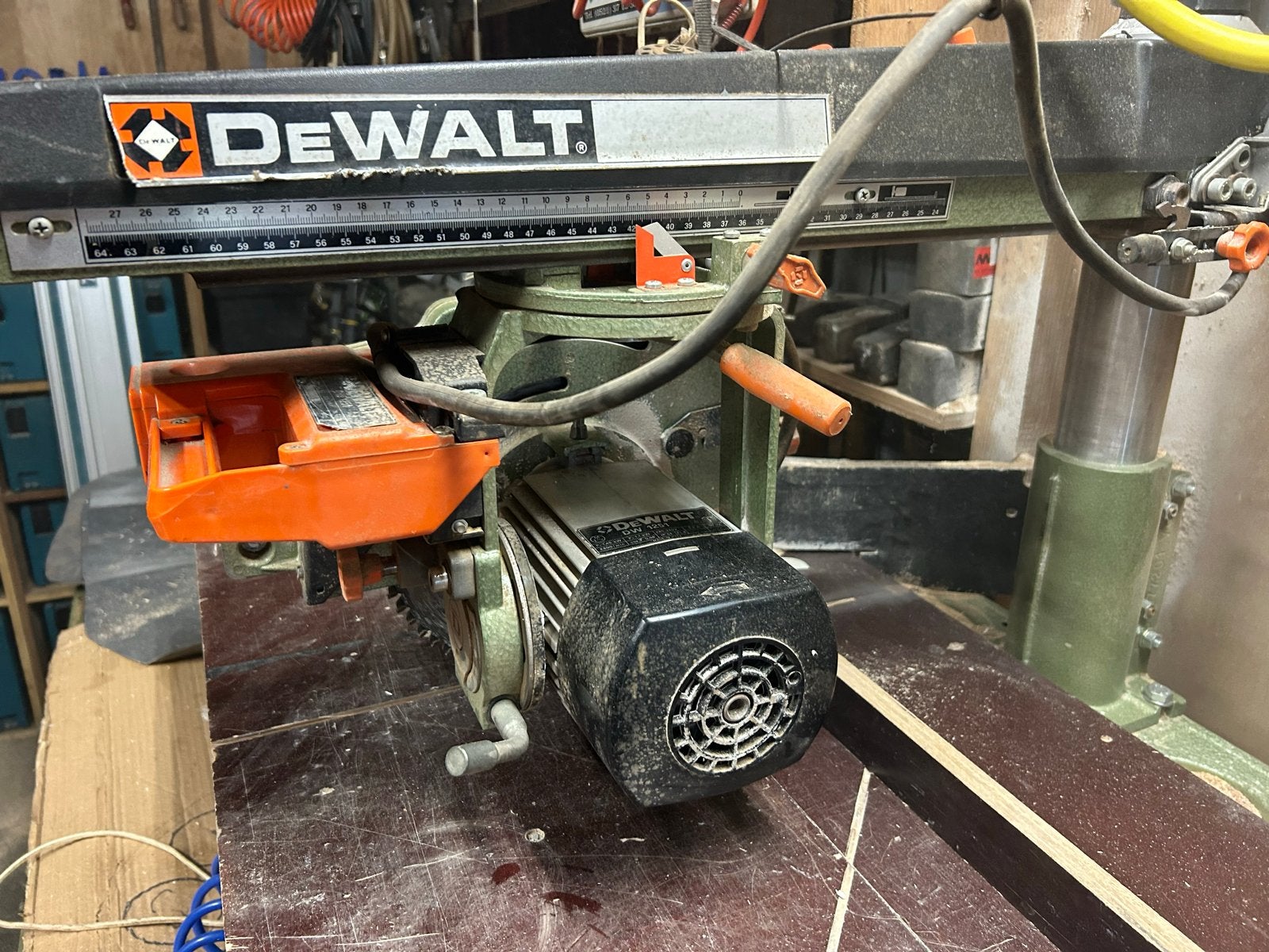 DeWalt DW 1251 Radiaalzaag - Krachtige en Betrouwbaar, Gebruikt, 70 mm of meer, Ophalen of Verzenden, Afkortzaag