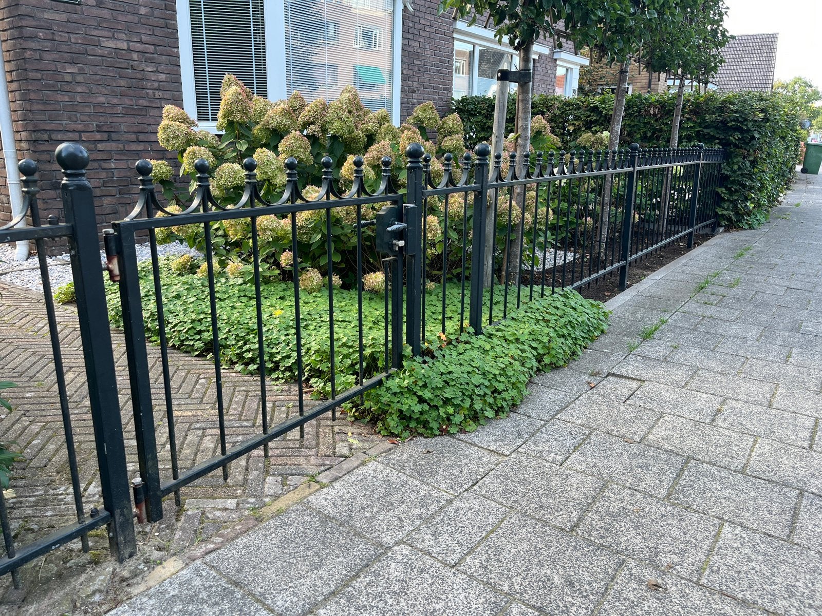 Gietijzeren sierhekwerk 5.70meter, Ophalen, Met poort, Gebruikt, Sierhekwerk