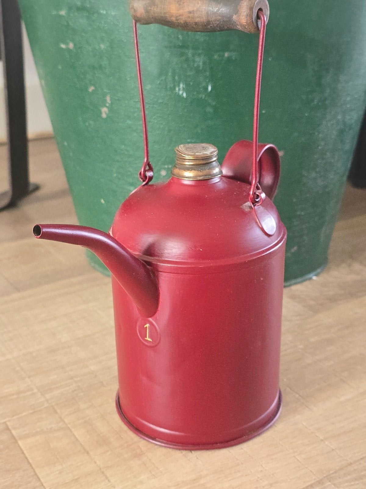 Antieke rode metalen olie kan / petroleum kan €29, Antiek en Kunst, Antiek | Gereedschap en Instrumenten, Ophalen of Verzenden