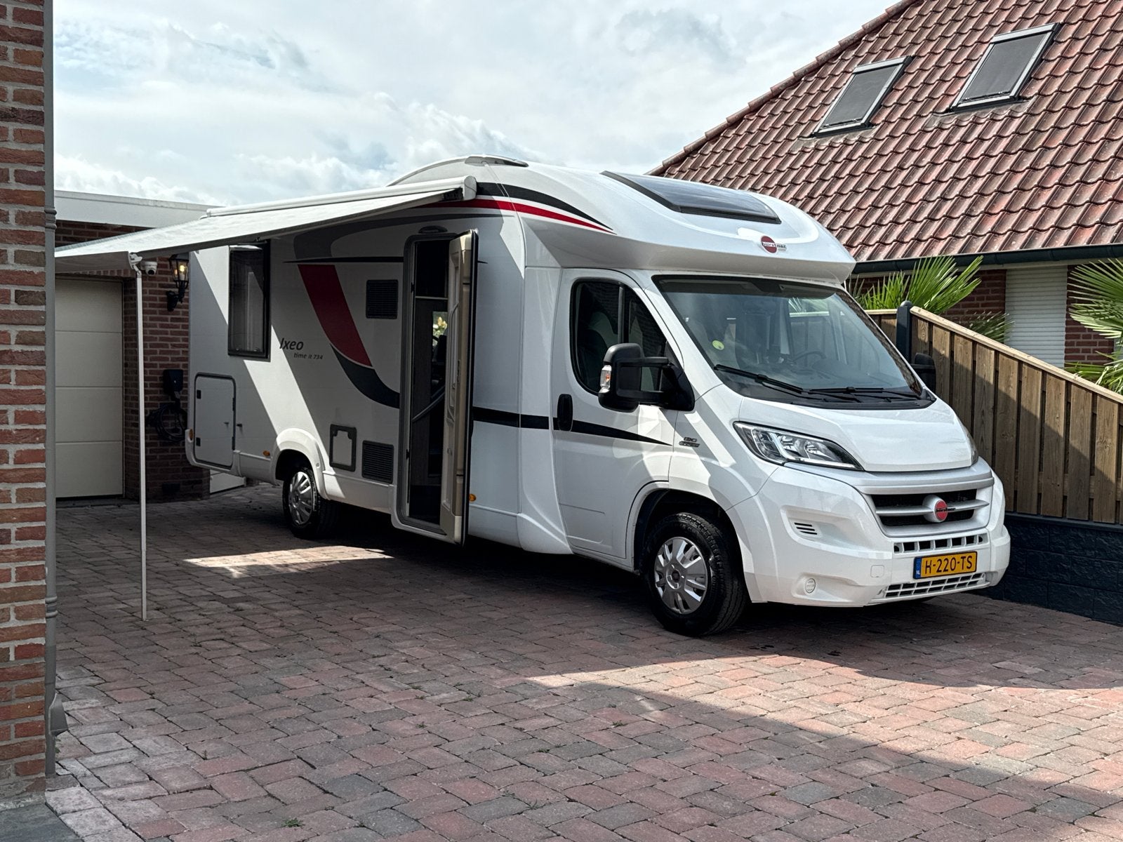 Luxe Bürstner Ixeo Time - Queensbed- dak airco- nieuw staat!, Achteruitrijcamera, Ringverwarming, Fiat, Particulier