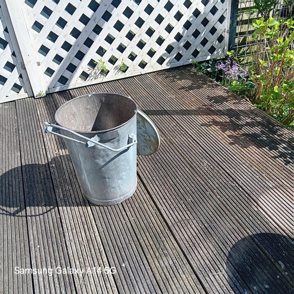 Zinken vuilnisbak Voorburg, Ophalen, Rond, Balkon, Metaal