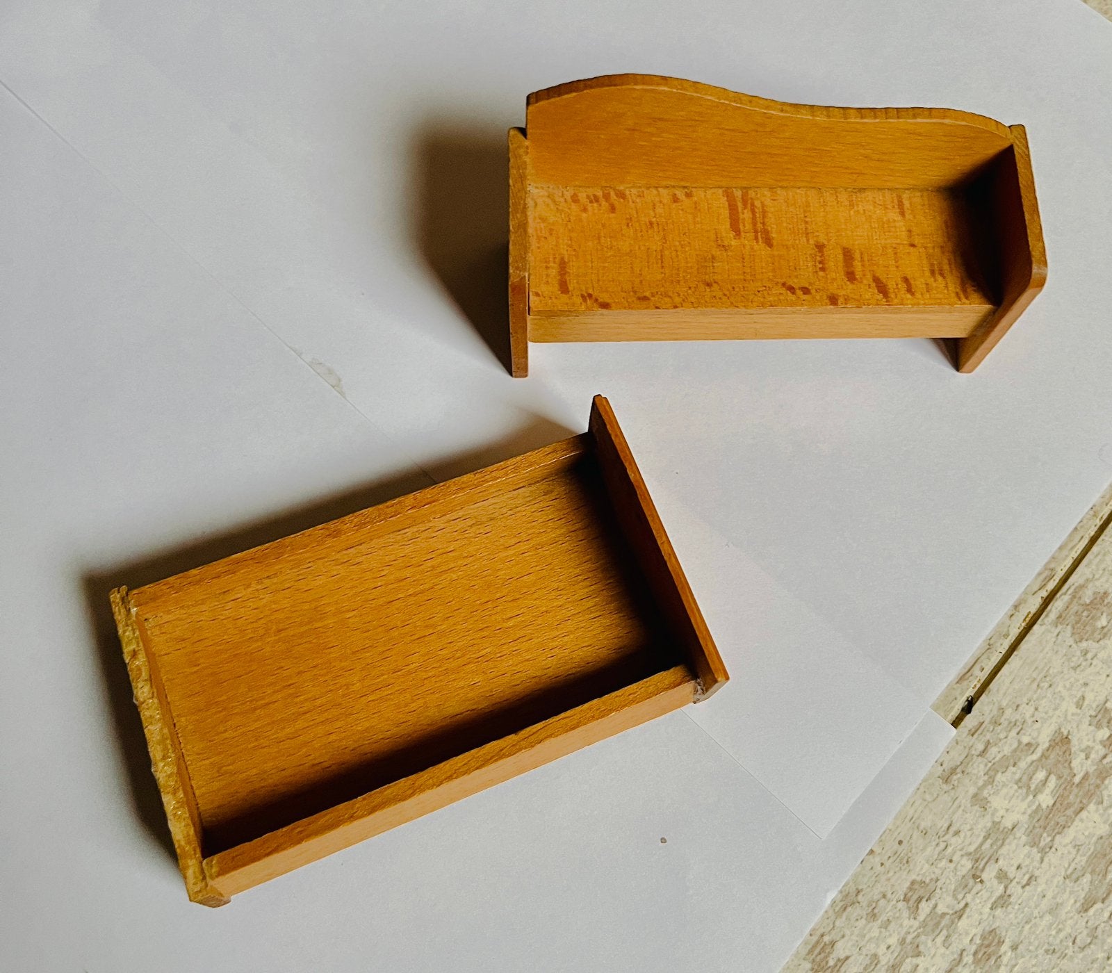 Vintage 1950/60 Albisbrunn Houten Bankje en Bedje Poppenhuis, Ophalen of Verzenden, Gebruikt, Poppenhuis
