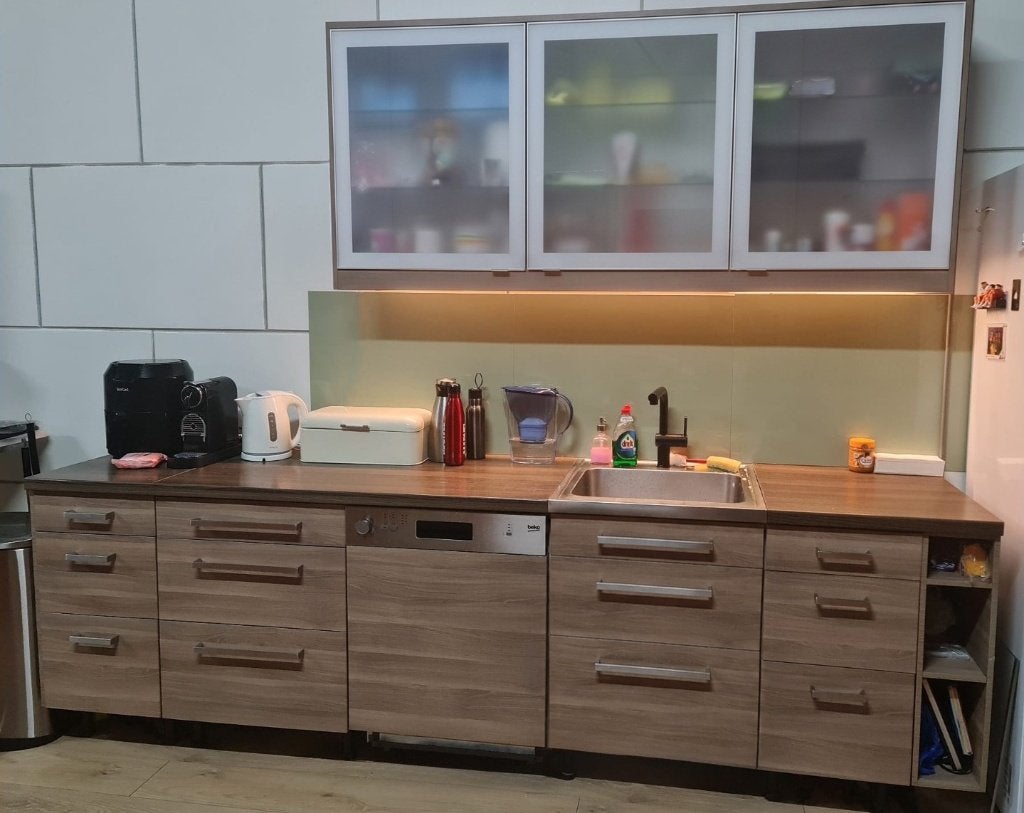 Kantoor keuken met wasbak, kraan, vaatwasser & verlichtingen, Ophalen