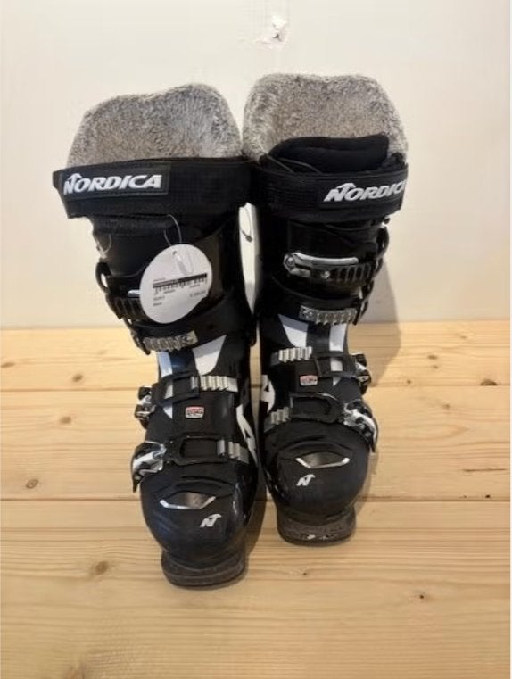 Nordica Sportmachine3 85w Dames skischoenen maat 25,5 (39), Sport en Fitness, Skiën en Langlaufen, Nordica, 160 tot 180 cm, Info@nordica.com
