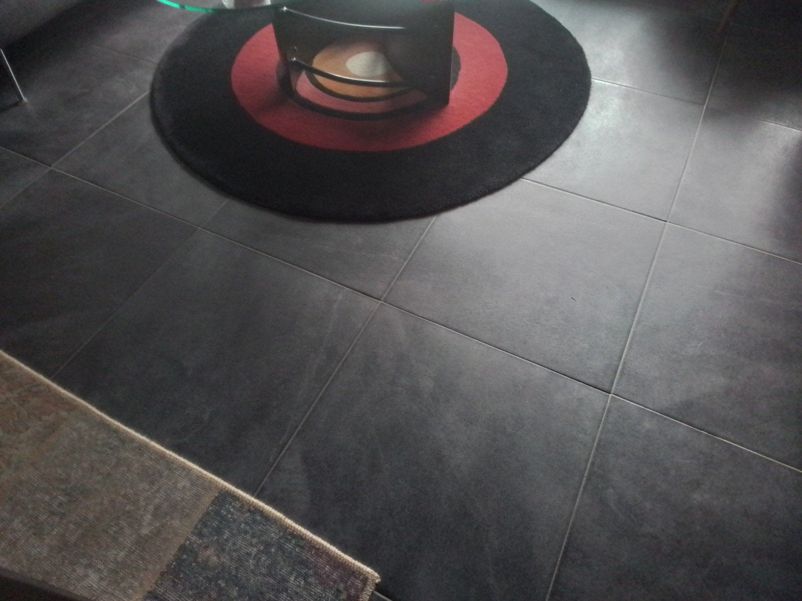 Rond vloerkleed zwart rood en geel, Gebruikt, Zwart, Rond, Ophalen of Verzenden