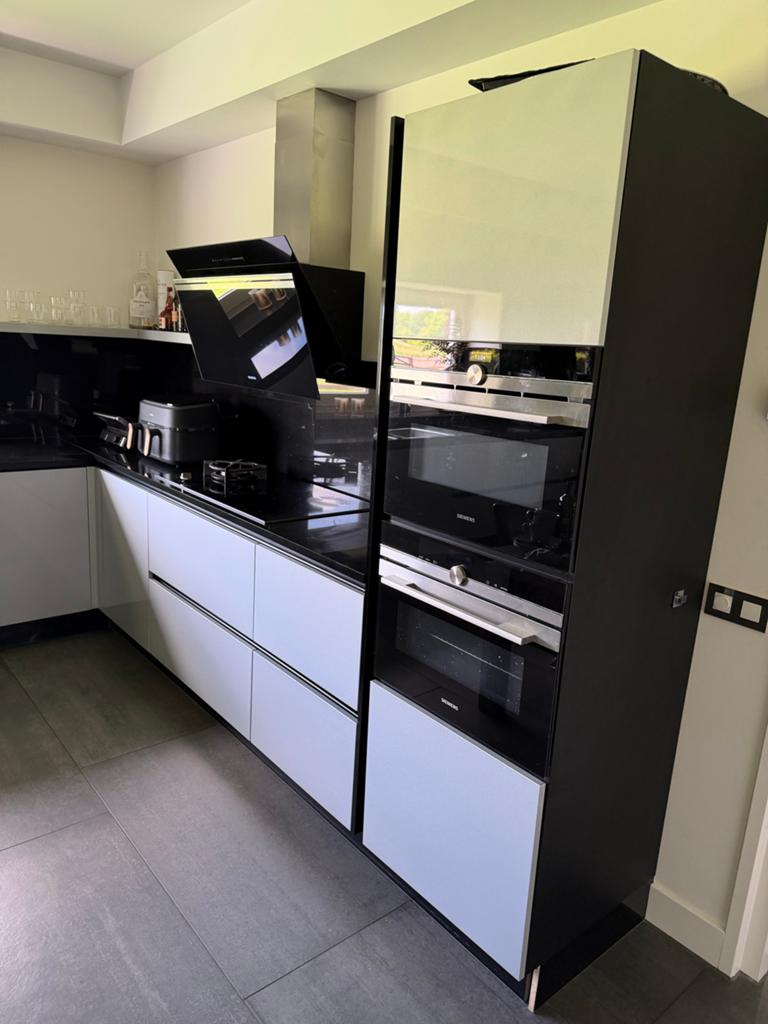 Moderne Hoekkeuken met Siemens Apparatuur en Zwart Blad, Huis en Inrichting, Keuken | Complete keukens, Ophalen, Overige materialen