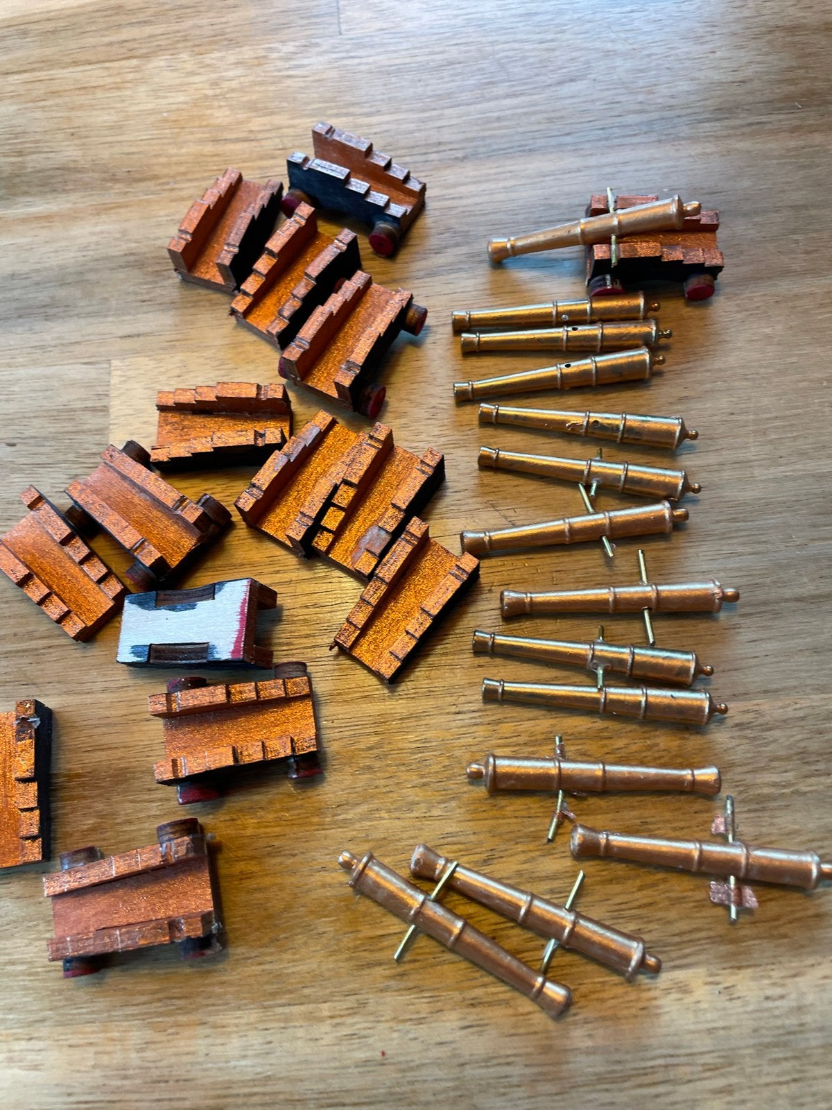 14 Gegoten Rosegouden Kanonnen met Houders - Modelbouw Boot, Hobby en Vrije tijd, Ophalen of Verzenden, Gebruikt, 1:50 tot 1:200