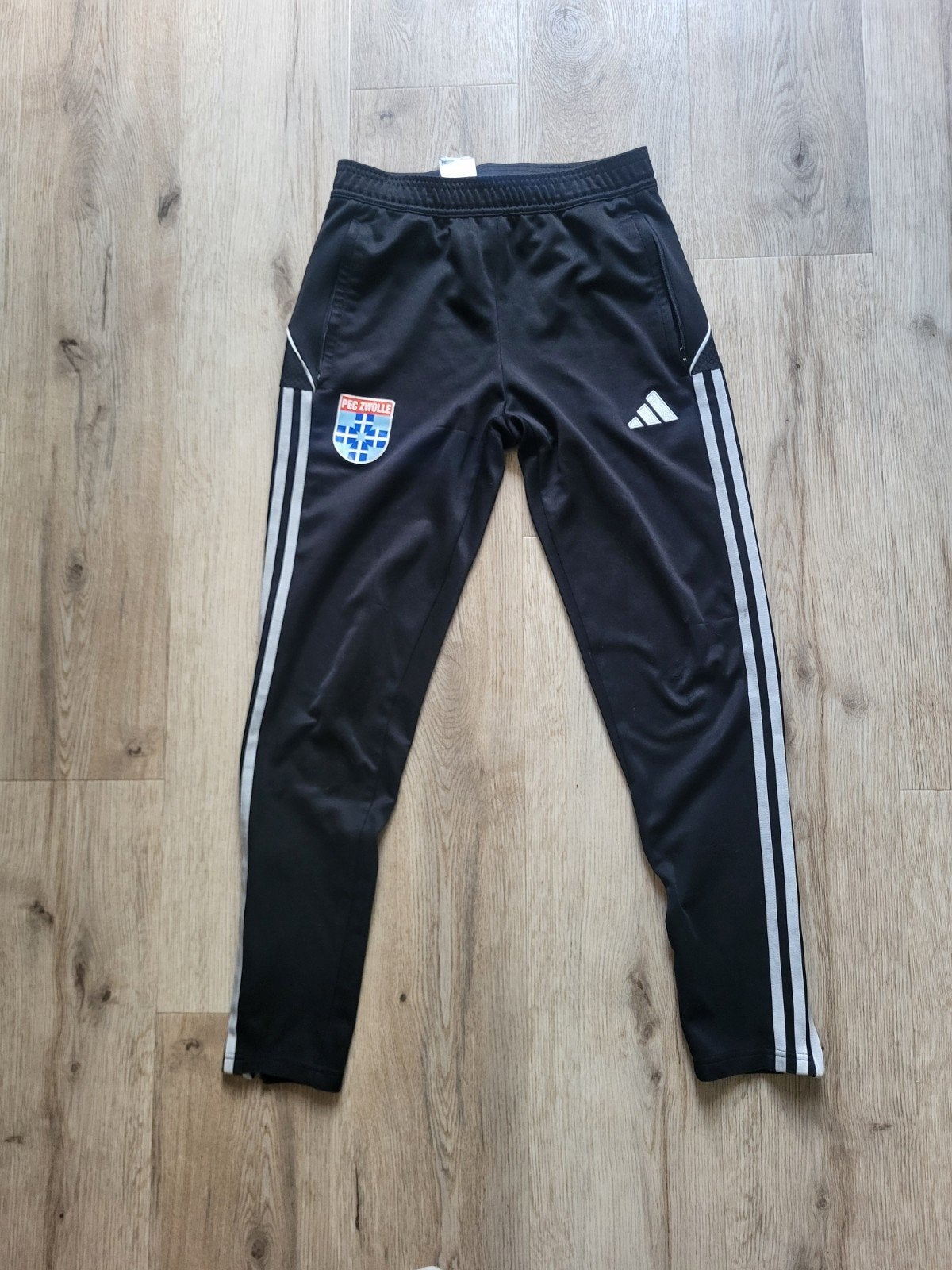Adidas PEC Zwolle trainingsbroek - Maat XS, Kleding | Heren, Ophalen of Verzenden, Gedragen, Maat 46 (S) of kleiner, Adidas