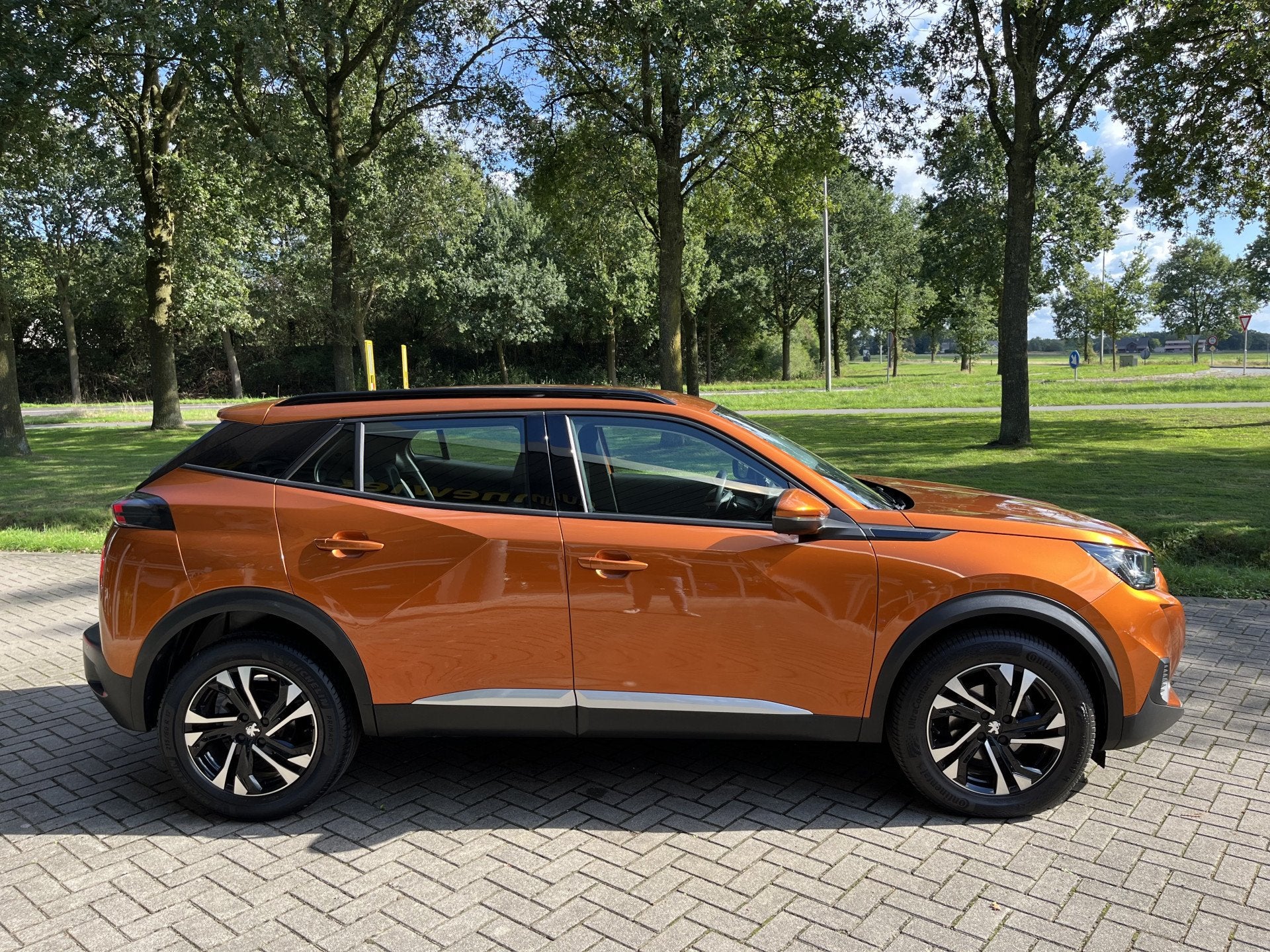 Peugeot 2008 1.2 PureTech Allure | CAMERA | CARPLAY | CLIMA, Dealer onderhouden, Gebruikt, Euro 6, Leder en Stof