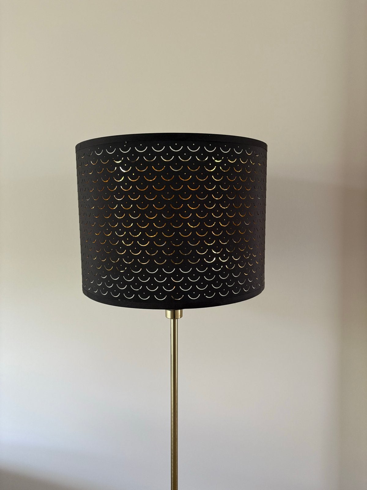 Moderne staande lamp met gouden accenten, Ophalen, Gebruikt, E27 (groot), Metaal