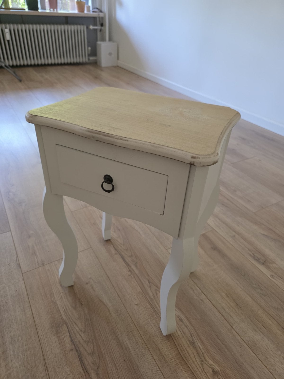Landelijk wit nachtkastje / bijzettafel met lade, Huis en Inrichting, Tafels | Bijzettafels, Minder dan 55 cm, Gebruikt, Rechthoekig