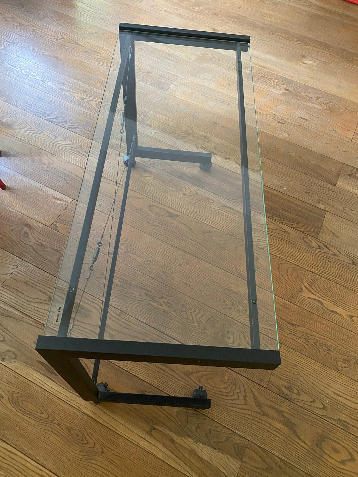 Glazen salontafel met metalen frame en wieltjes, Huis en Inrichting, Gebruikt, 100 tot 150 cm, Glas, 50 tot 100 cm