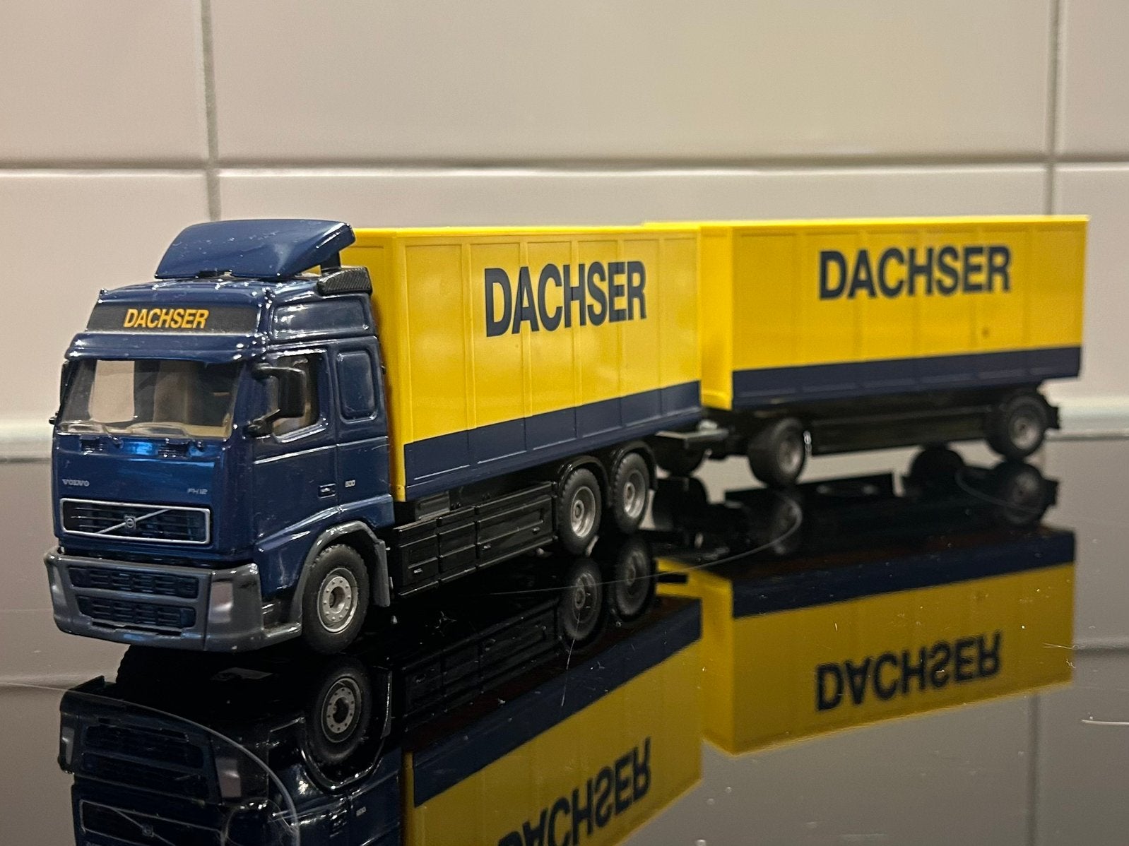 Siku Volvo FH Dachser 1:55, Hobby en Vrije tijd, Verzenden, Zo goed als nieuw, Bus of Vrachtwagen