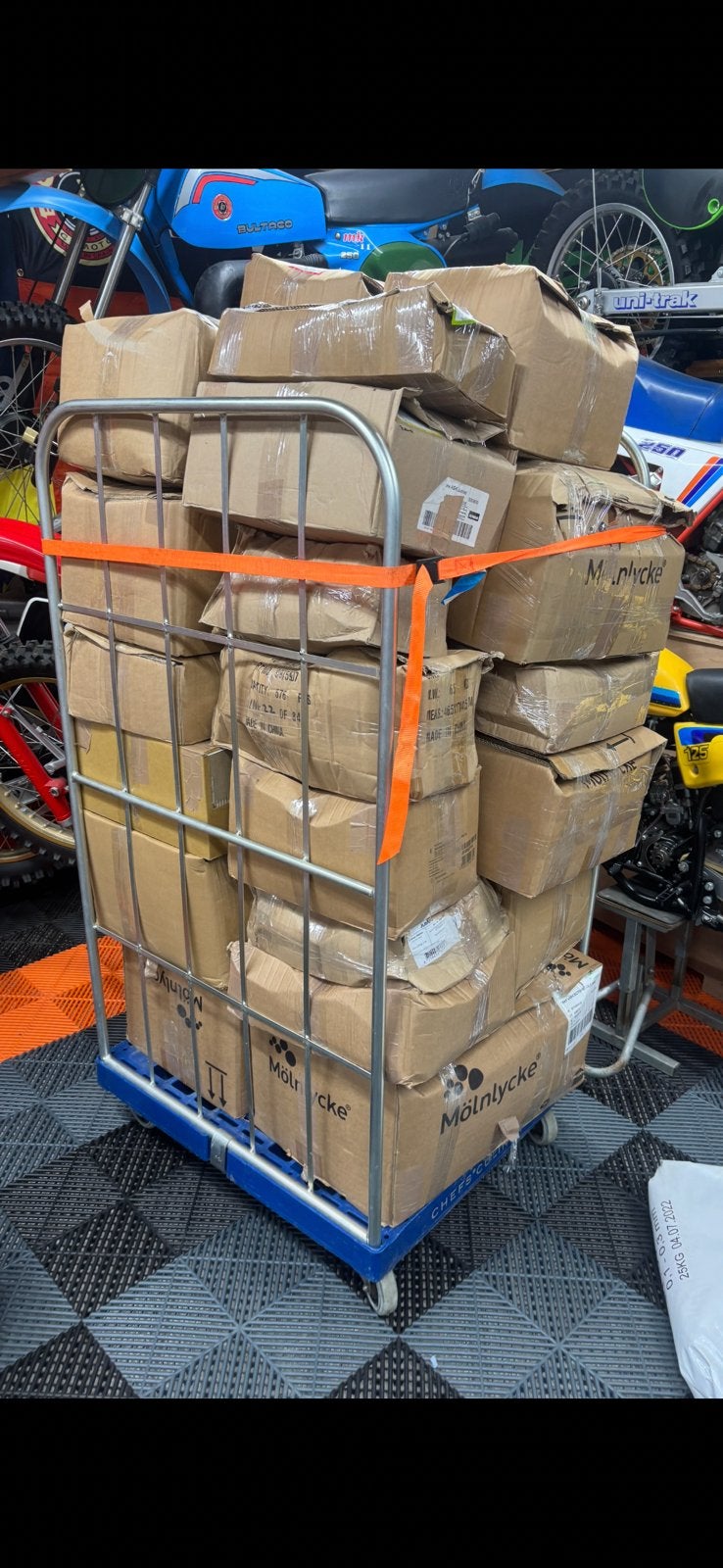PARTIJHANDEL SIERADEN 19.500 stuks 2 pallets, Diversen, Rommelmarktspullen, Ophalen