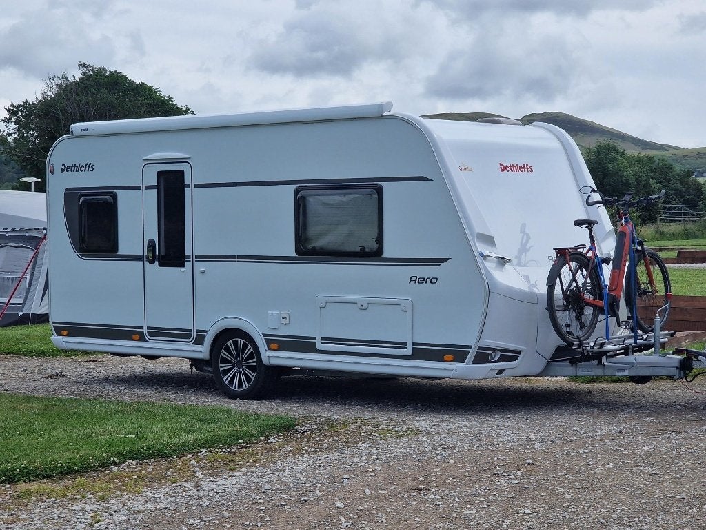 Dethleffs Aero 470 FR uit 2021 met mover en cassette luifel, Vast bed, Rondzit, Particulier, Schokbreker