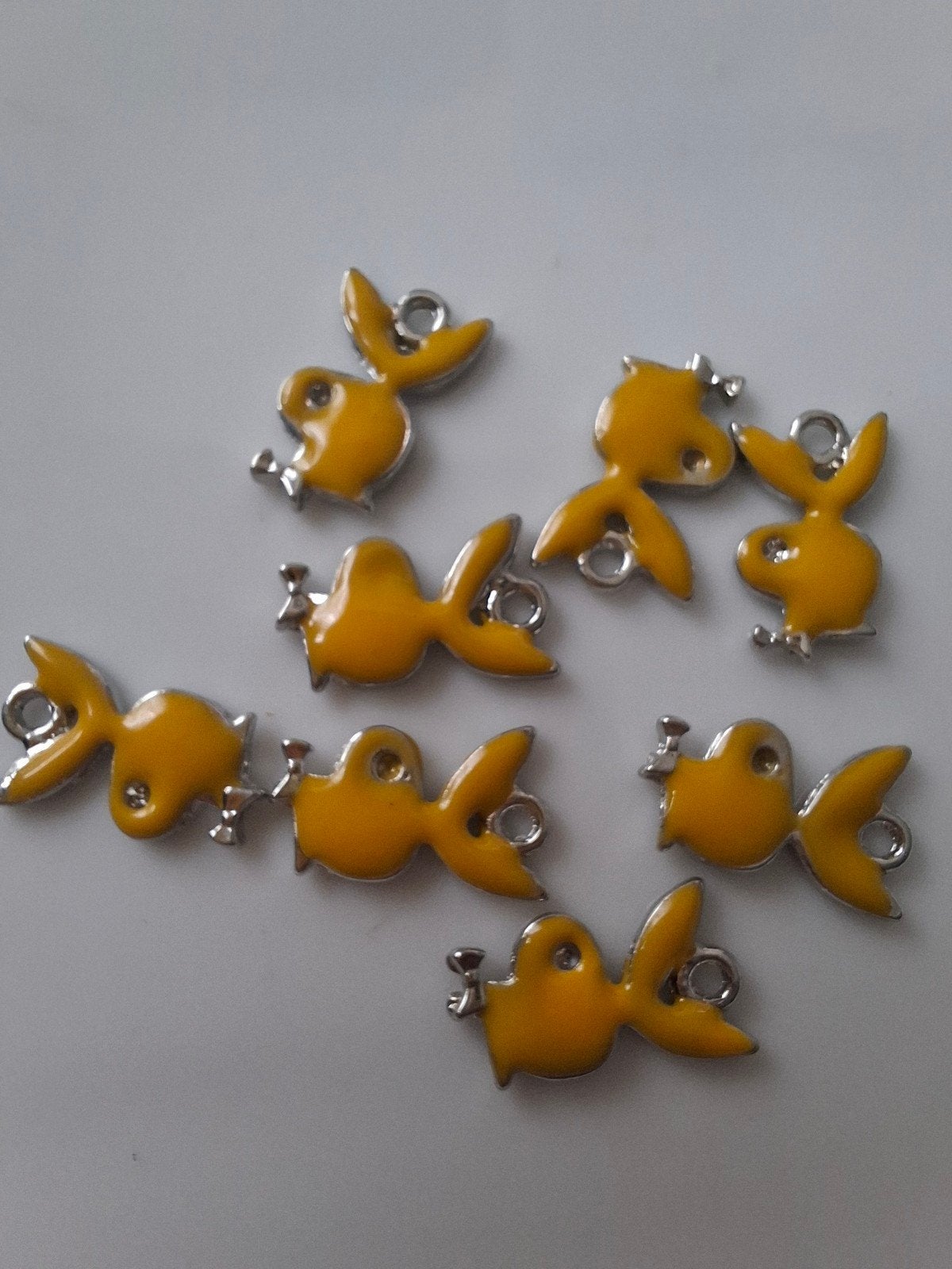 8 stuks bedels hangers metaal playboy geel zilver konijn, Overige merken, Overige materialen, -, -