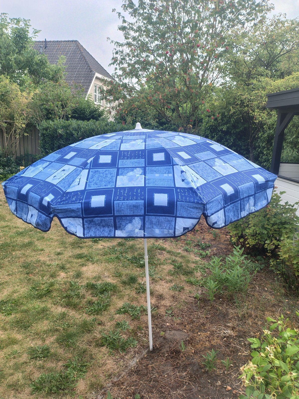 Blauwe Madison parasol met patroon, Tuin en Terras, Ophalen of Verzenden, Zo goed als nieuw, 1 tot 2 meter, Strandparasol