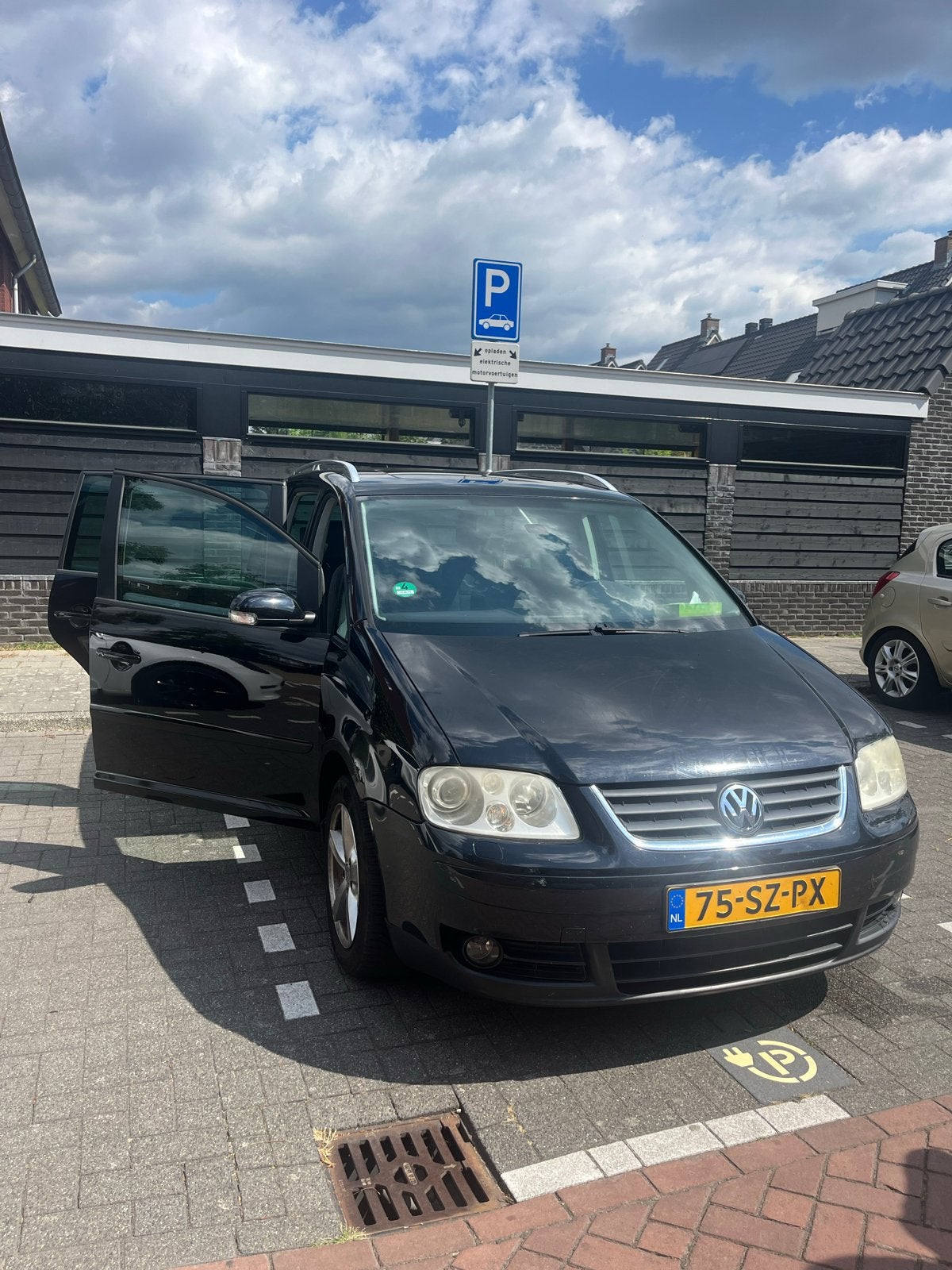 Volkswagen Touran 2.0 110KW AUT 2006 Zwart, 4 cilinders, 1984 cc, 7 stoelen, Zwart