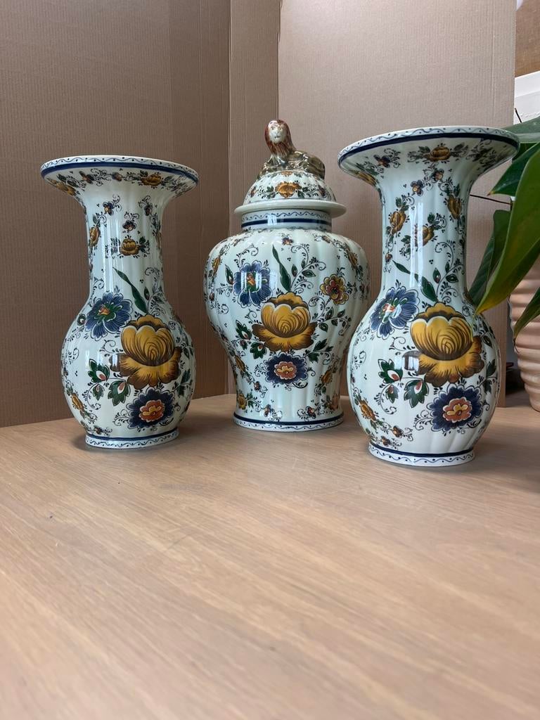 Delft aardewerk set kastvazen blauw geel bloemen, Antiek en Kunst, Ophalen of Verzenden