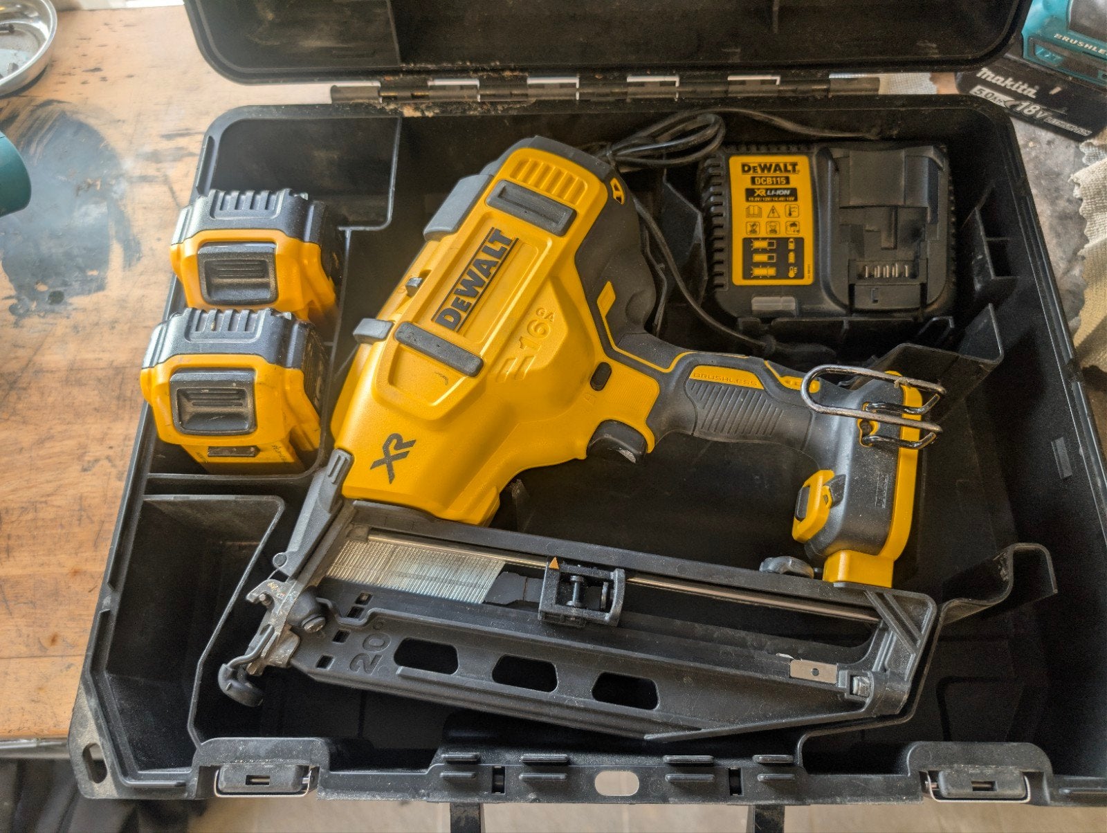 DeWalt DCN660 Afwerktacker met lader, 2 accu's en koffer, Ophalen of Verzenden