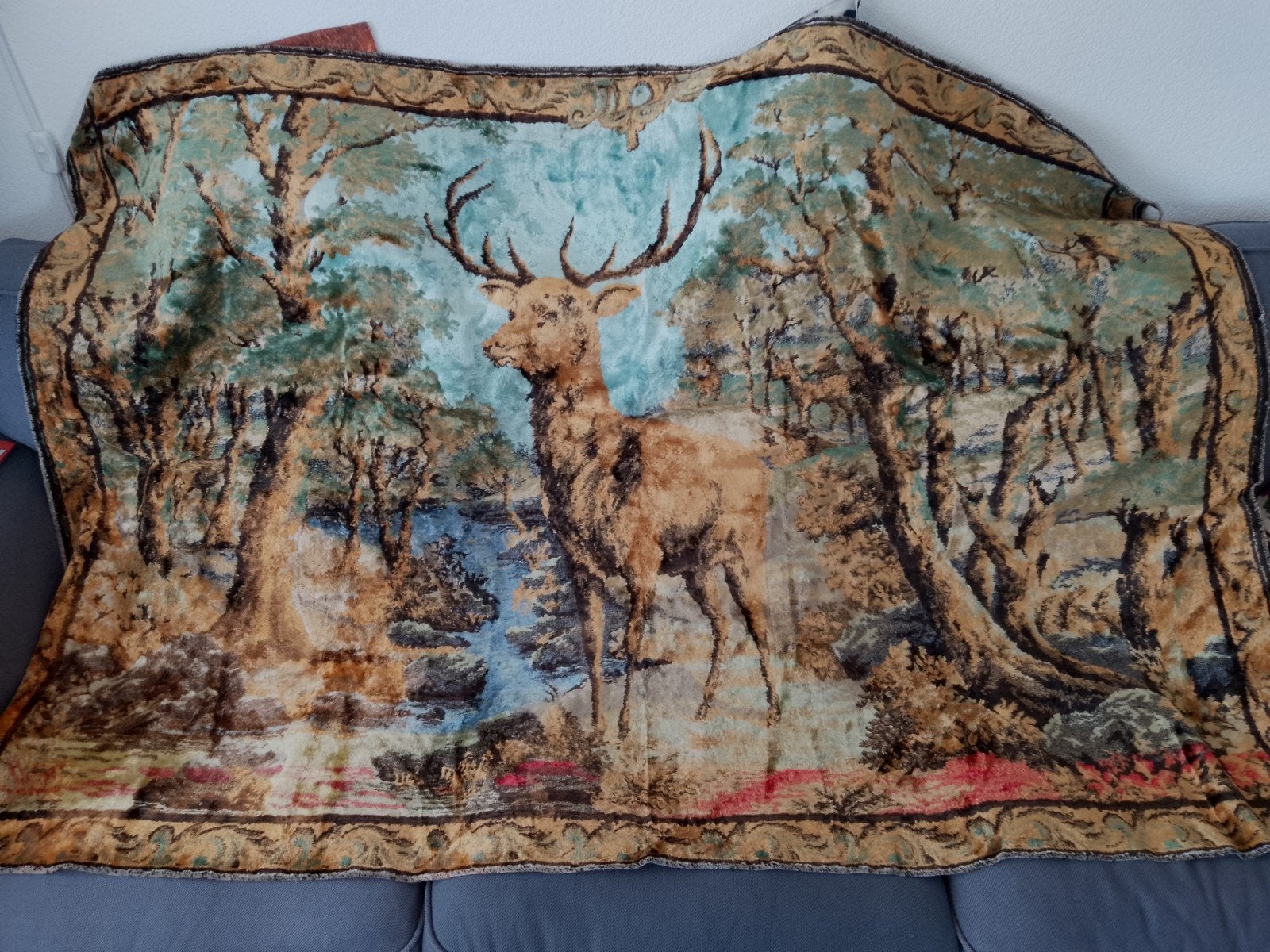 antiek fluwelen groot wandkleed hert in bod, Antiek en Kunst, Ophalen of Verzenden
