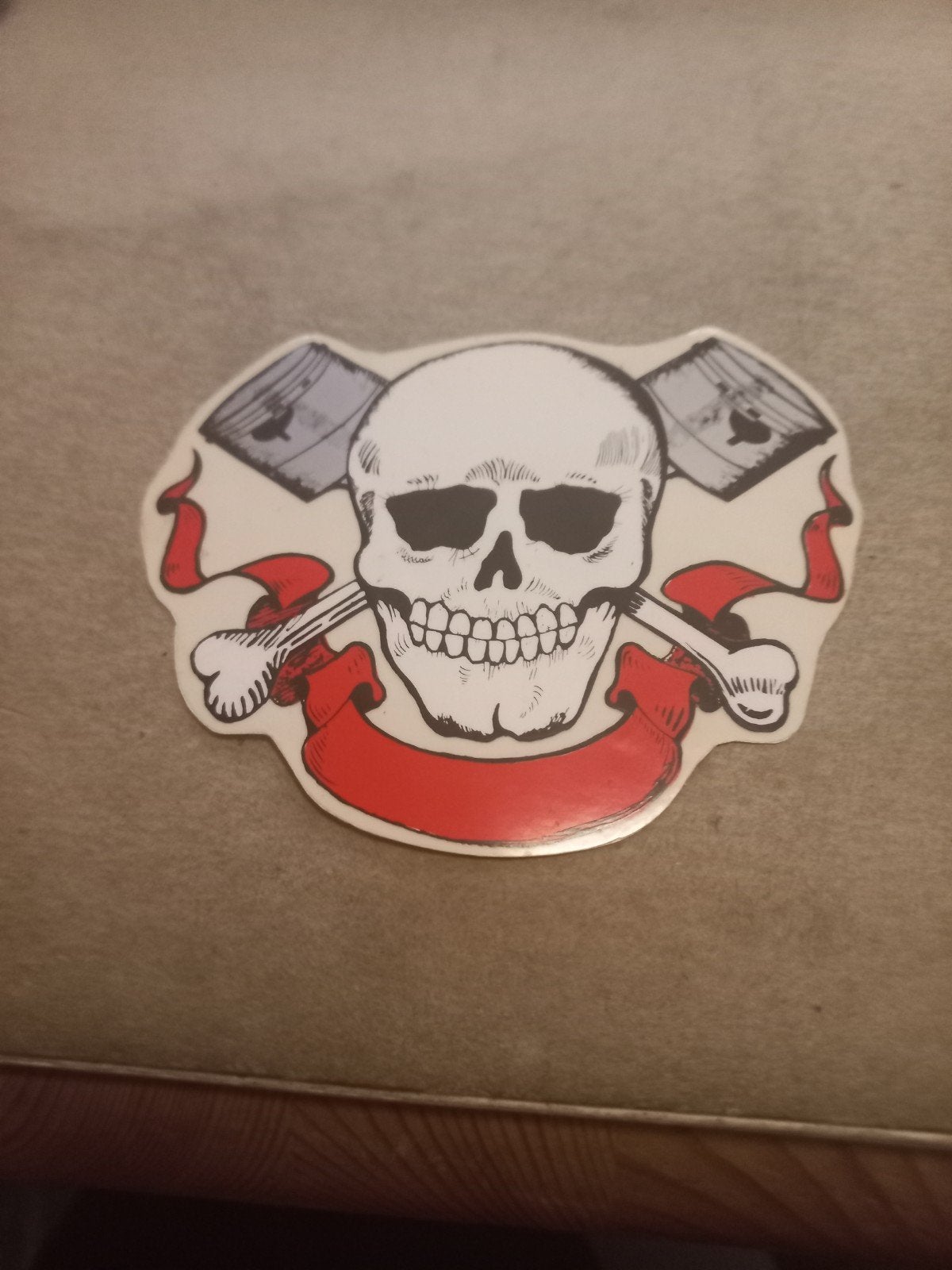 Stoere schedel sticker met gekruiste botten en zuigers, Ophalen of Verzenden, Nieuw, Auto of Motor