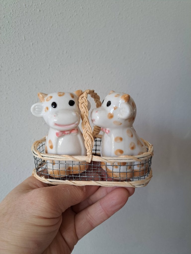Koeien Peper en Zoutstel in Mandje Porselein 12x6x9cm, Overige typen, Ophalen of Verzenden, Zo goed als nieuw, Steen/keramiek