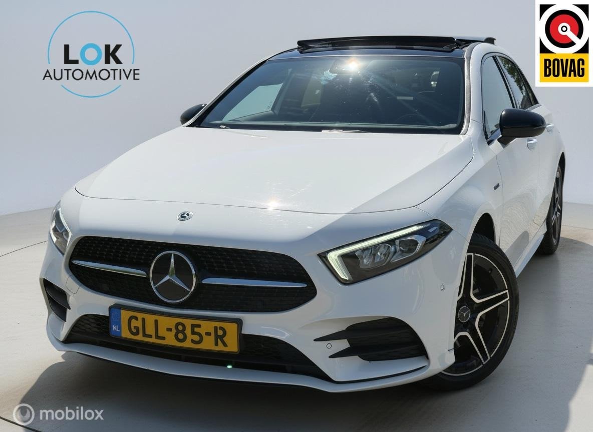 Mercedes A-klasse 250 e AMG PANO|SFEER|LED|AMGLINE|, Auto's, Gebruikt, 4 cilinders, Alcantara, Wit