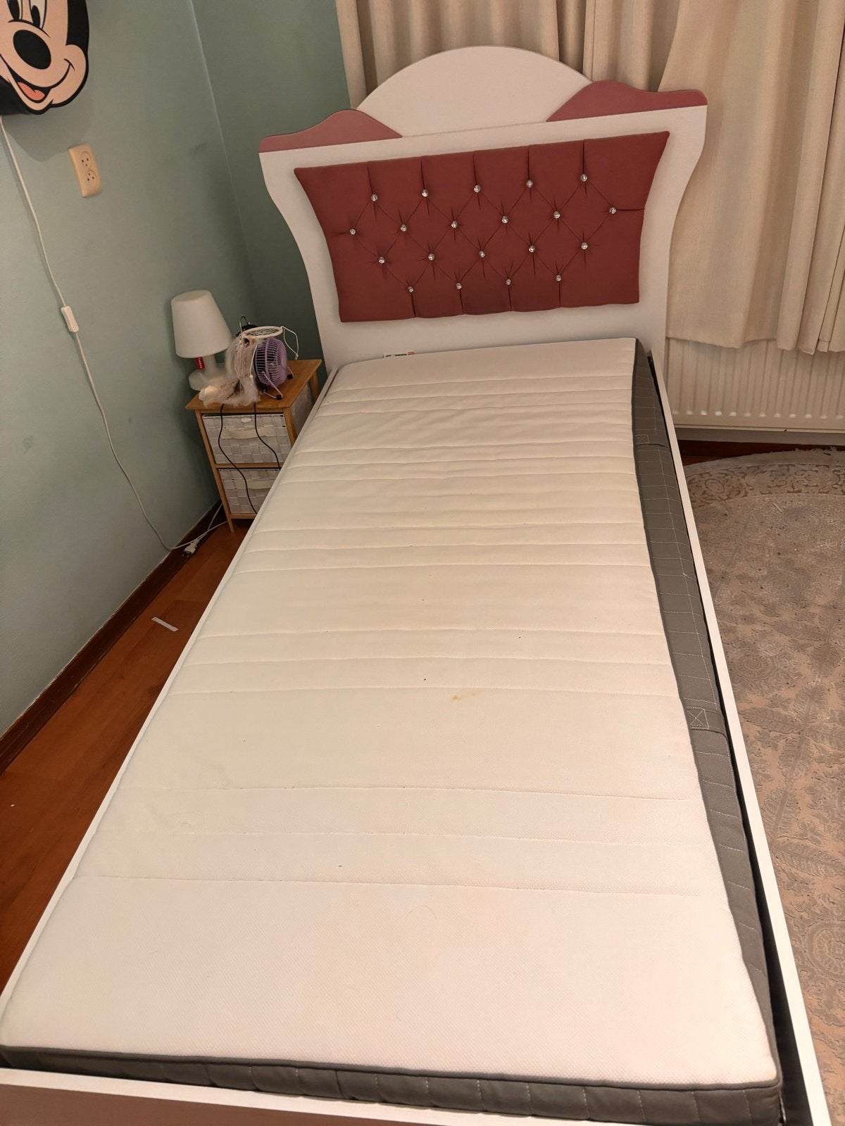 Eenpersoonsbed met roze hoofdbord en matras, Gebruikt, 90 cm, Eenpersoons, Wit