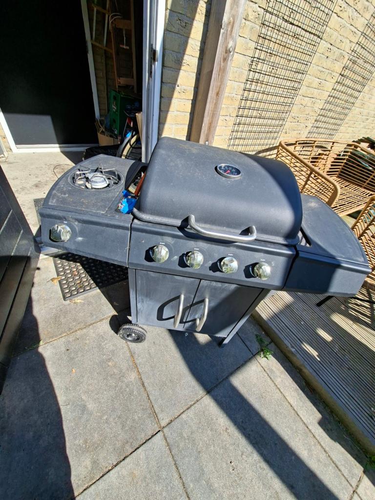 Gratis goed werkende gasbarbecue met gasbrander, Ophalen, Gebruikt