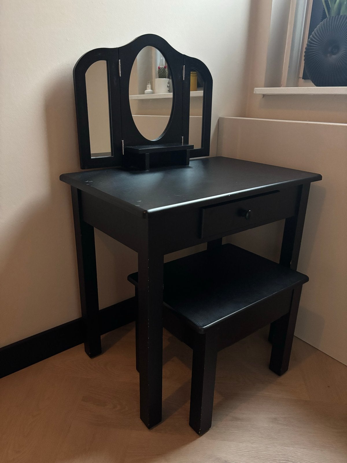Zwarte kindertafel met spiegel en krukje, Kinderen en Baby's, Kinderkamer | Tafels en Stoelen, Ophalen, Gebruikt, Tafel(s) en Stoel(en)