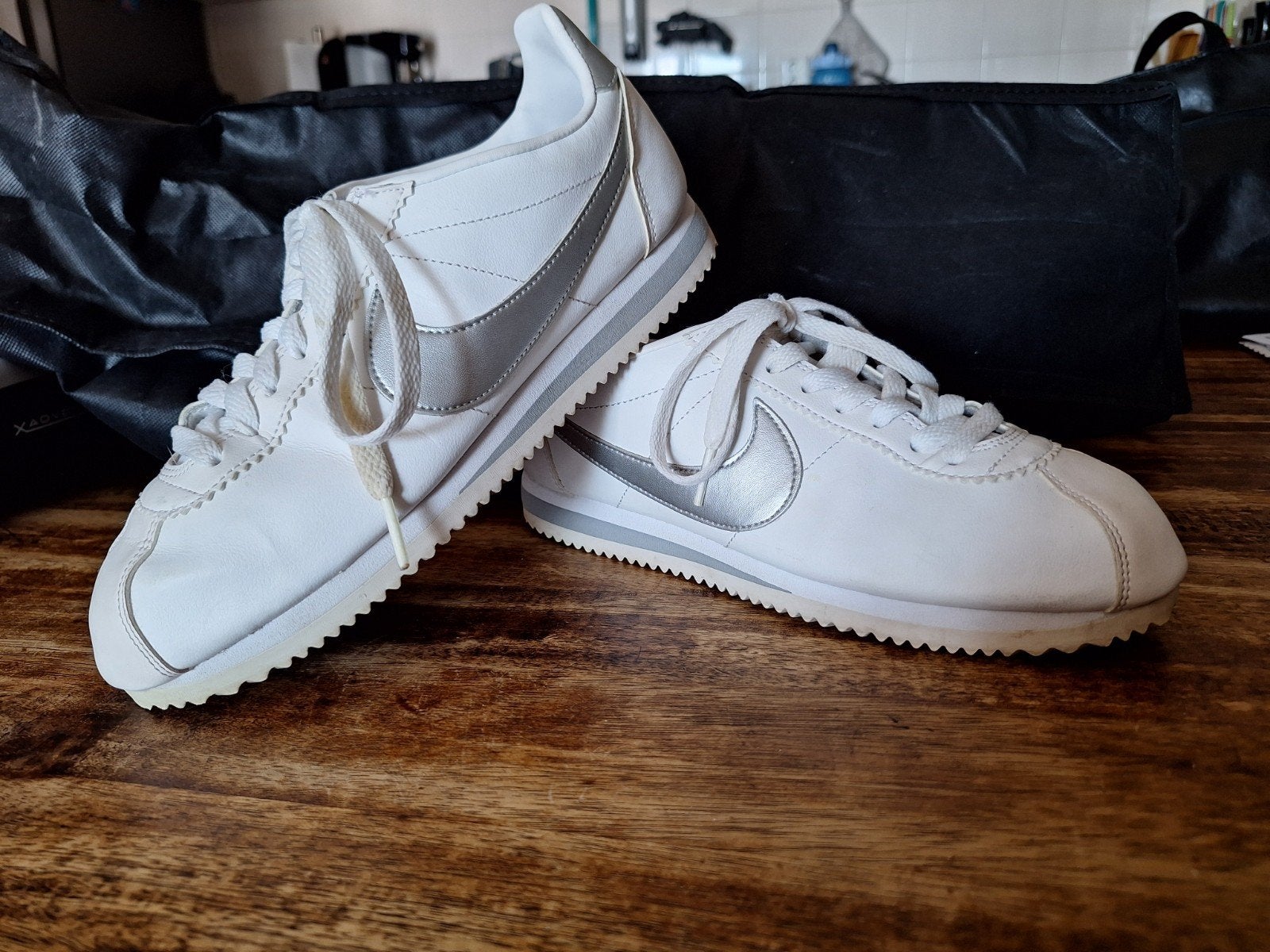 Nike Cortez wit met zilver maat 39., Wit, Nike, Ophalen of Verzenden, Sneakers of Gympen