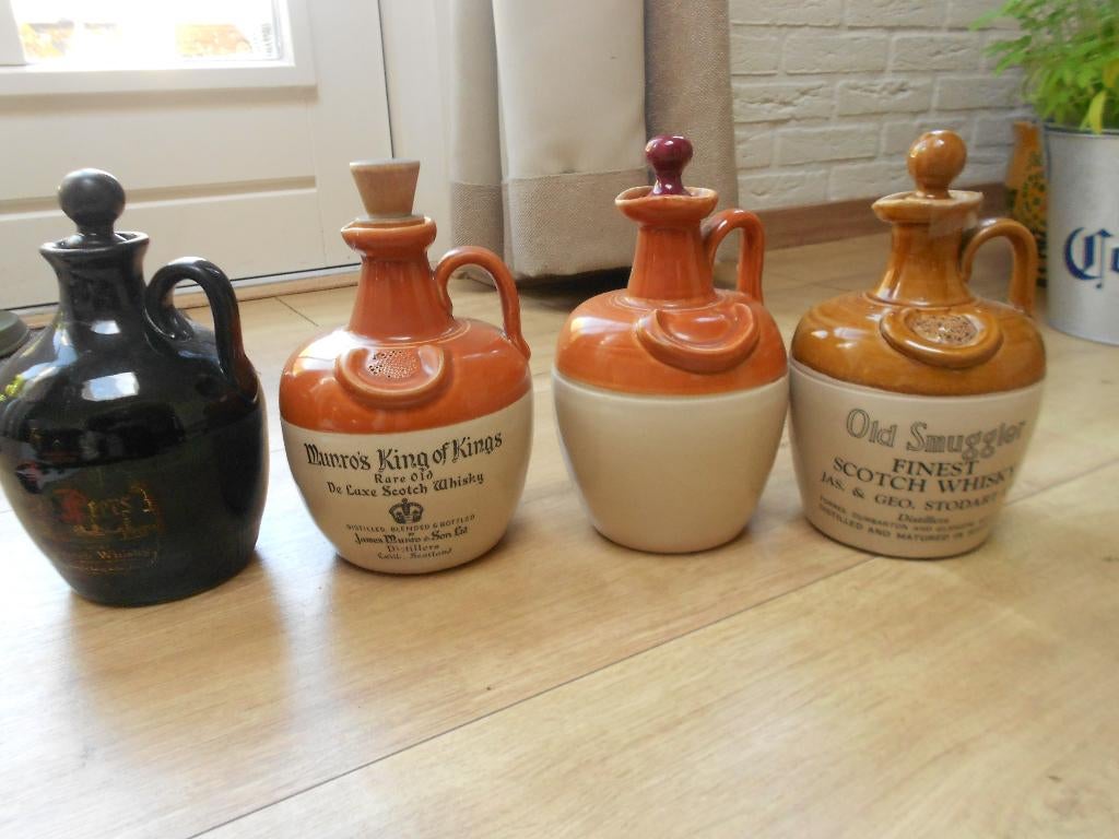 Vier vintage whisky kruikjes Old smuggler, James Munro, Verzamelen, Merken en Reclamevoorwerpen, Ophalen of Verzenden, Gebruikt
