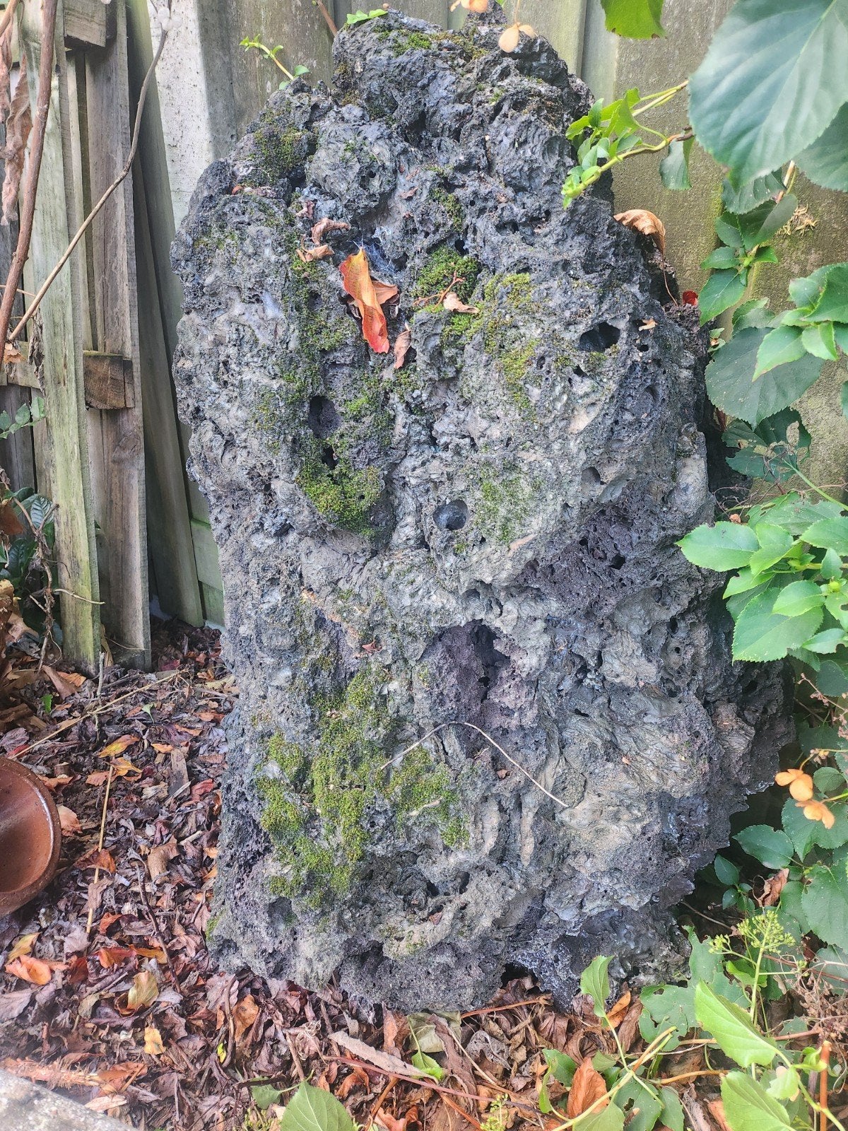 Grote lavasteen van ruim 130 cm hoog met bijzondere glans, Gebruikt, Ophalen of Verzenden, Kei, Lava
