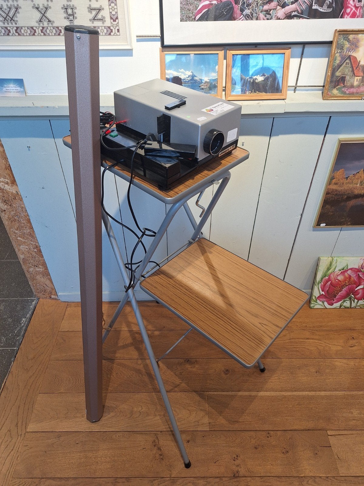 Vintage diaprojector met projectiescherm en tafeltje, Ophalen