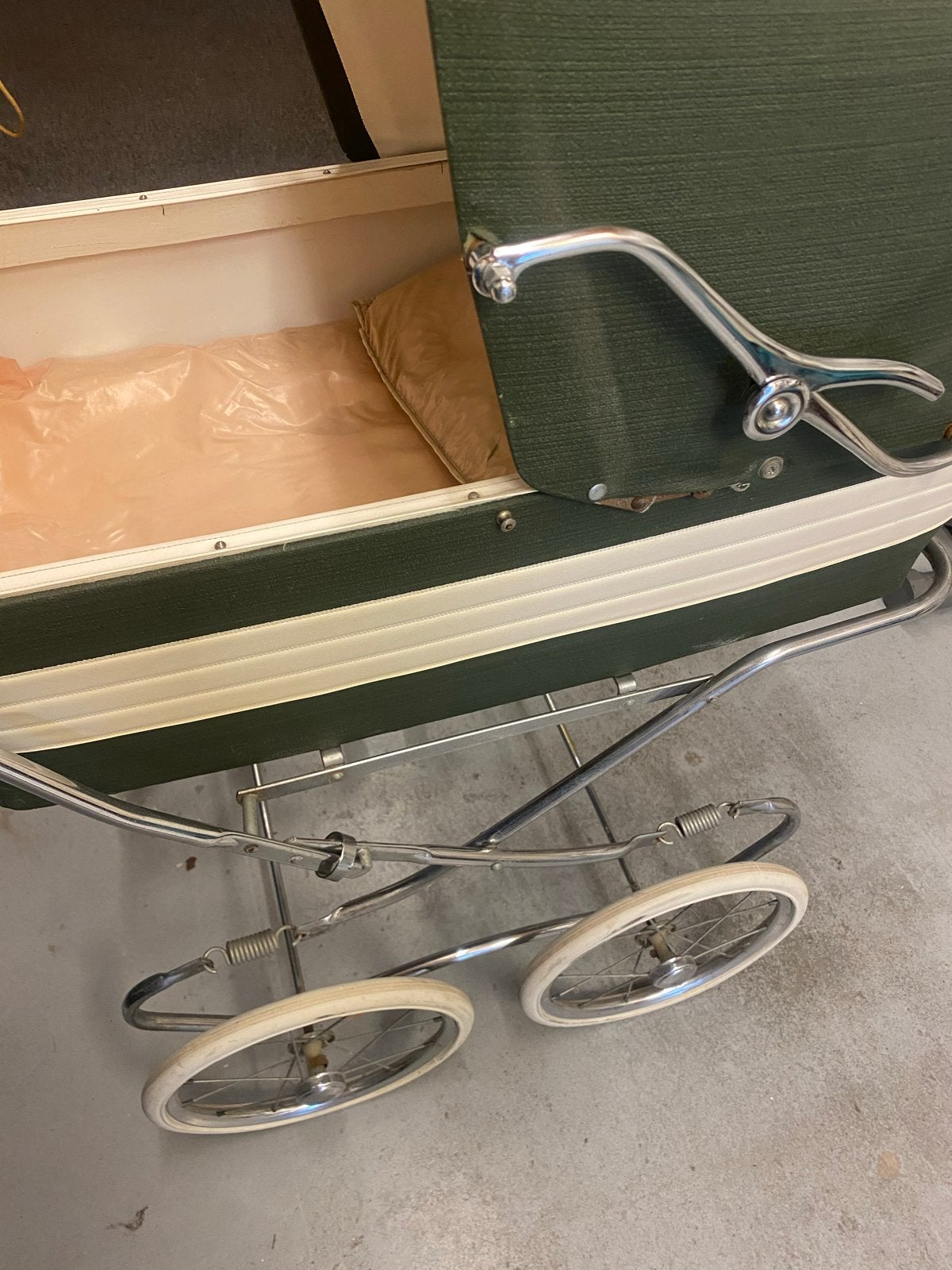 Retro poppenwagen met nieuwe bandjes denk aan 5 dec., Kinderen en Baby's, Speelgoed | Poppen, Ophalen, Gebruikt, Babypop