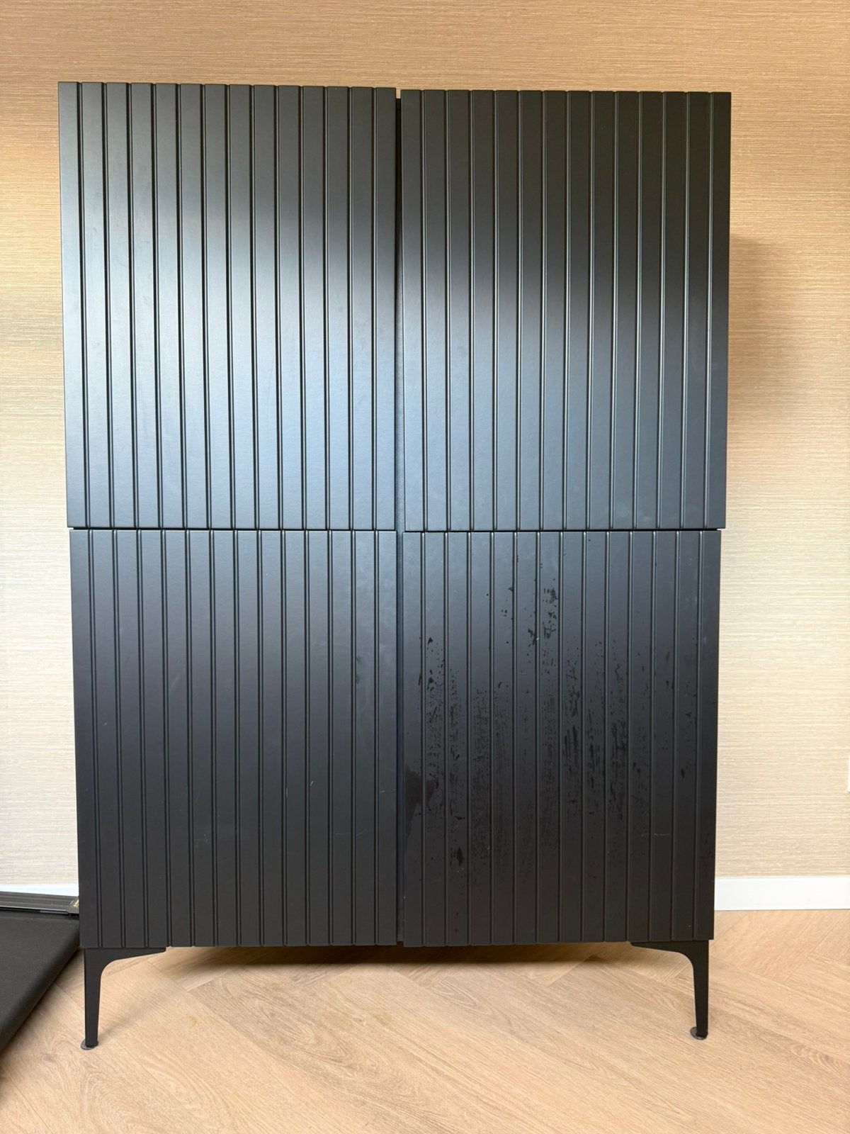 Zwarte kast met 4 deurtjes, Ophalen, Zo goed als nieuw, 25 tot 50 cm, 100 tot 150 cm