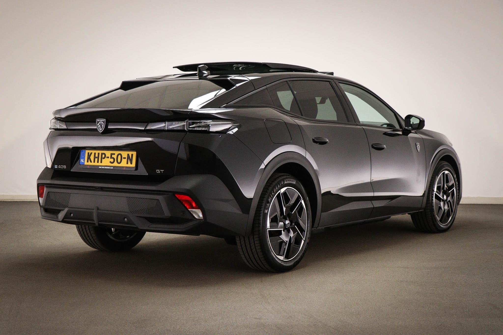 Peugeot e-408 GT 58 kWh | NIEUW | PANORAMADAK | STUURVERWARM, Stof, 213 pk, 375 min, Zwart