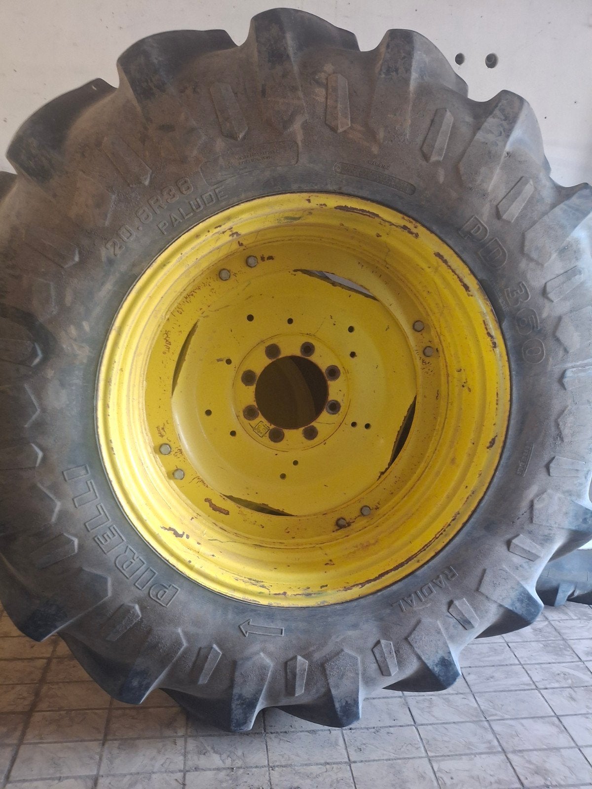 2 John Deere banden met velg, Ophalen