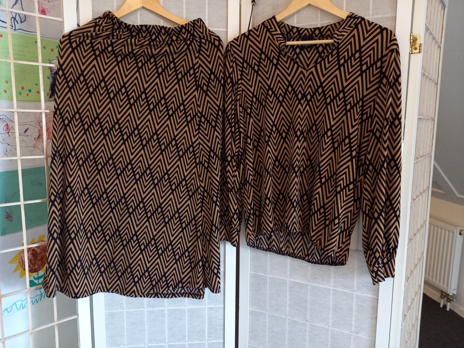 Jurk met geometrische print - Zwart/Bruin, Kleding | Dames, Jurken, Maat 38/40 (M), Zwart, Ophalen of Verzenden, Knielengte