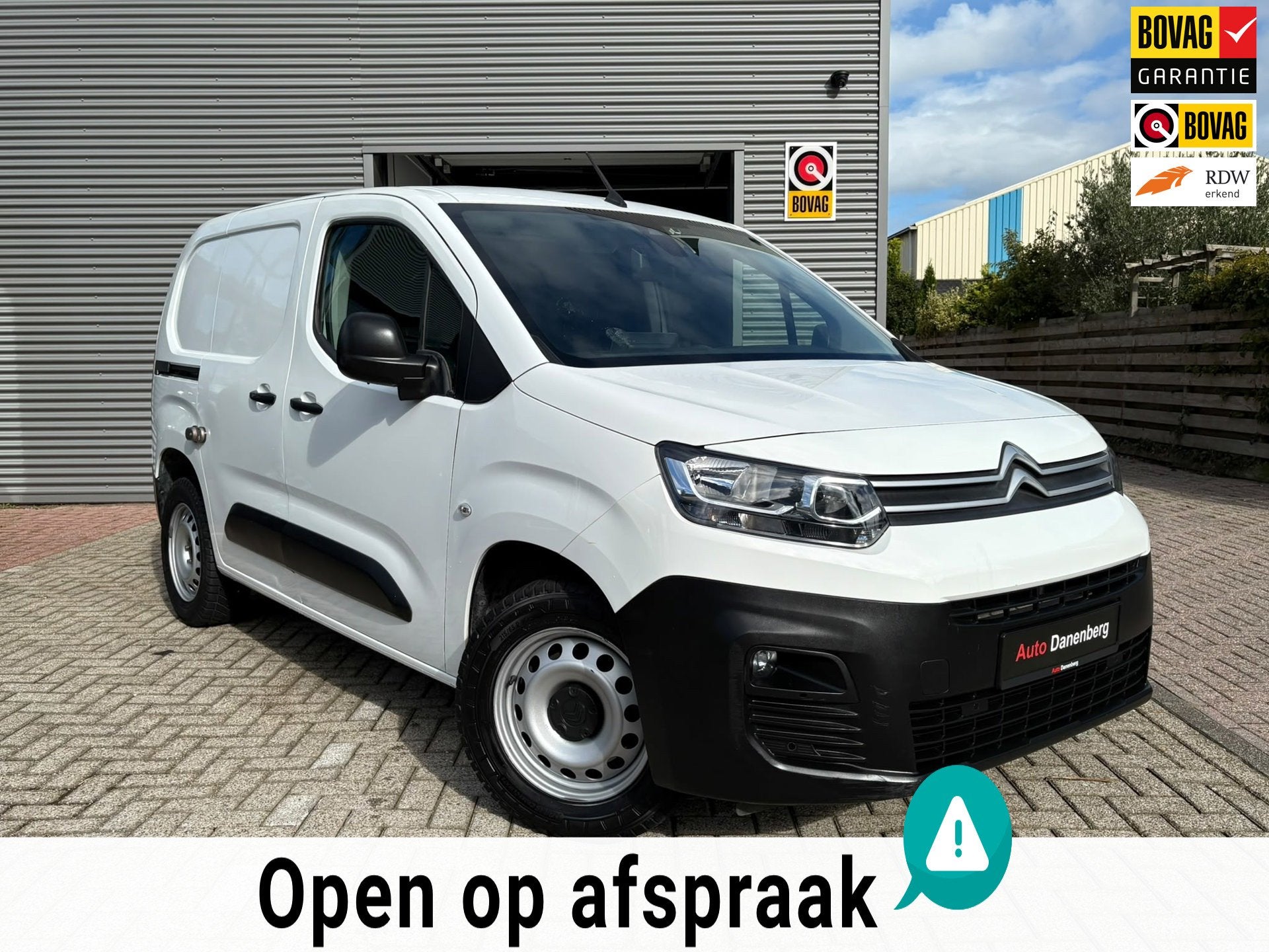 Citroen Berlingo 1.2 PureTech Benzine AUTOMAAT !, Auto's, Dealer onderhouden, Stof, Gebruikt, Zwart