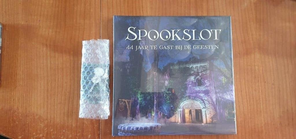Set: boek Spookslot met pin, Ophalen of Verzenden, Nieuw, Button of Speldje