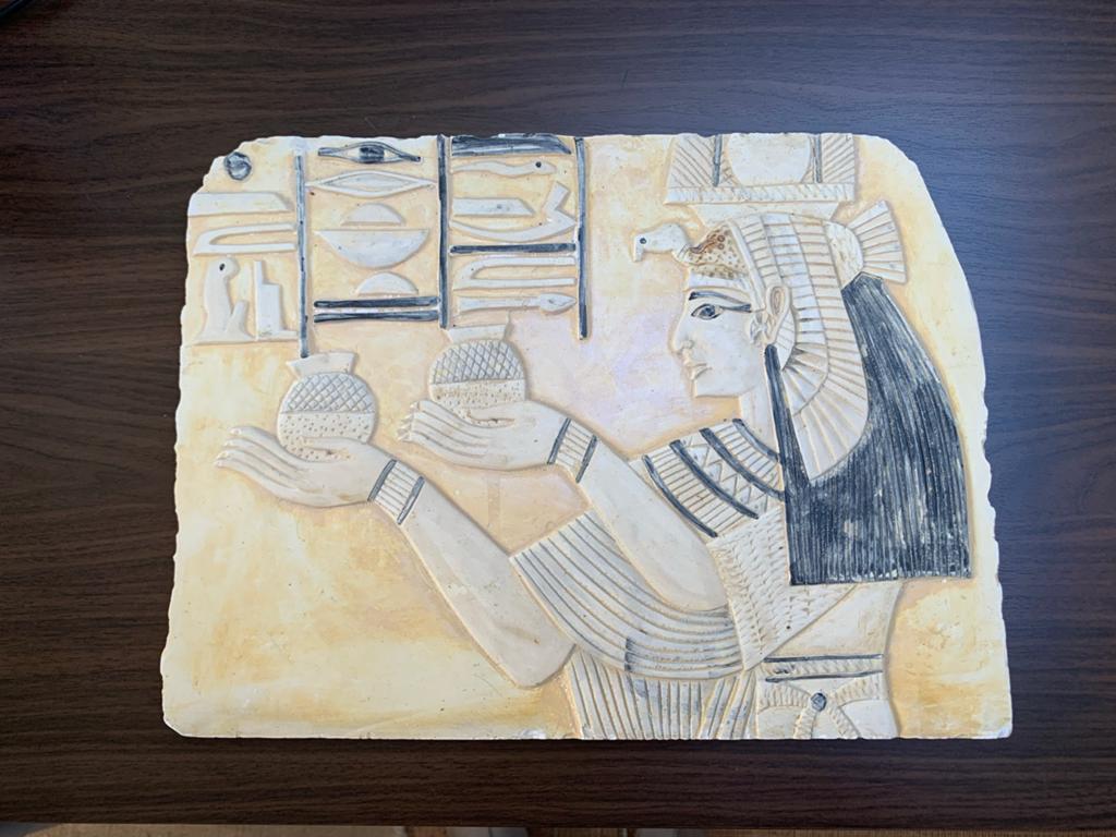 Egyptische wandtegel met reliëf van farao, Antiek en Kunst, Ophalen of Verzenden