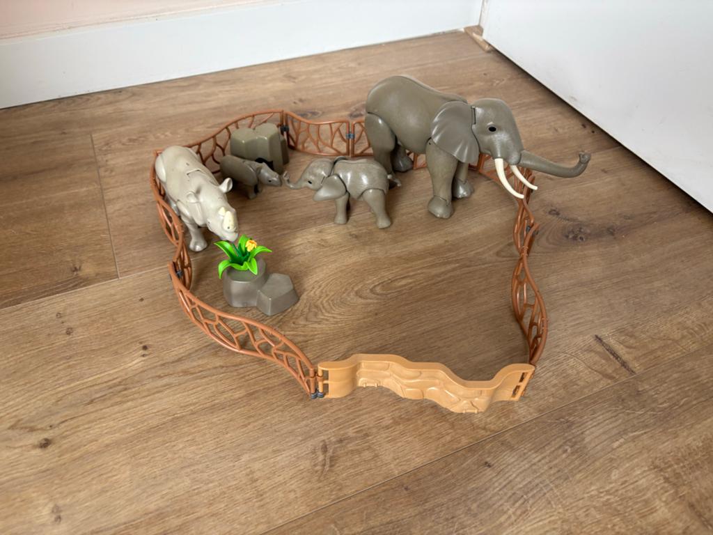 Playmobil Dieren: Neushoorns, Olifanten en Omheining, Ophalen of Verzenden, Zo goed als nieuw, Beeldje of Figuurtje