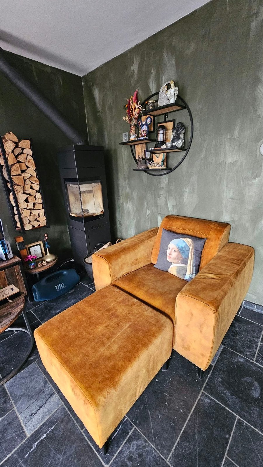 Comfortabele okergele fauteuil met hocker, Huis en Inrichting, Ophalen, Modern, Comfortabel, 75 tot 100 cm, Zo goed als nieuw