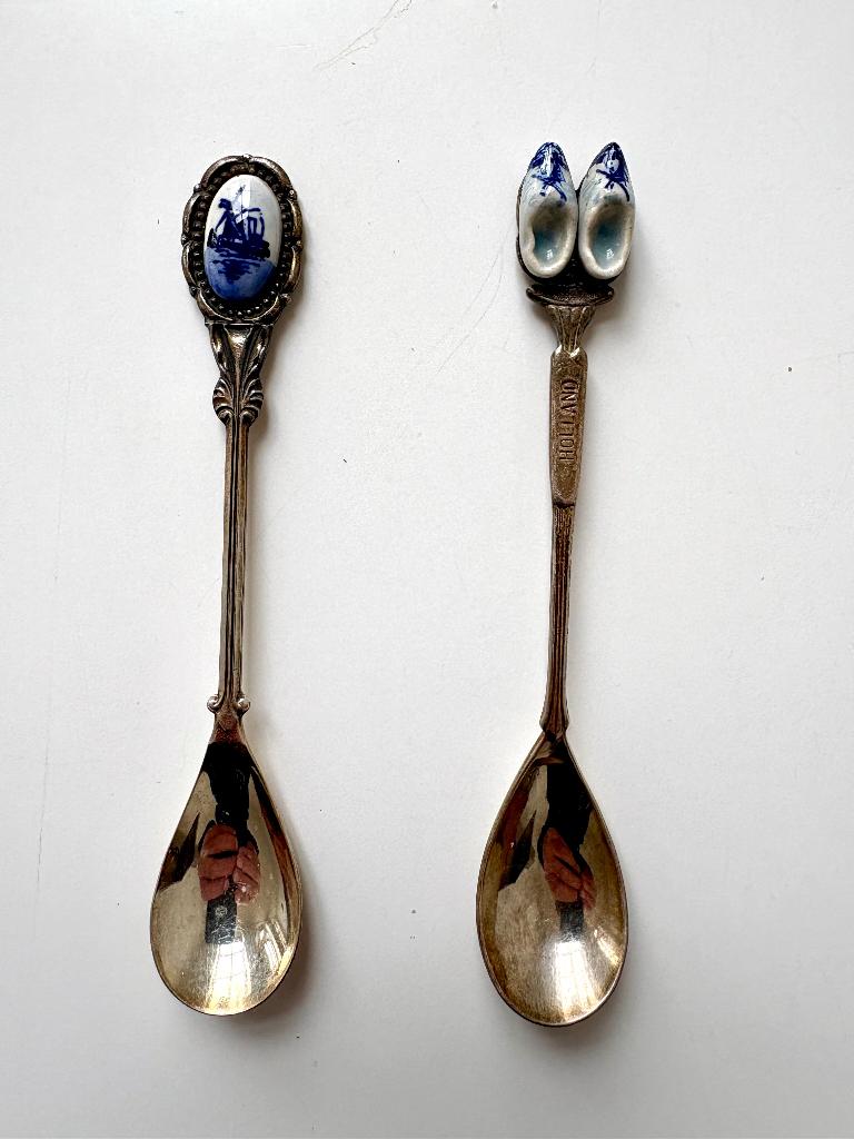 2 verzilverde theelepels Delfts Blauw (molen & klompjes), Antiek en Kunst, Antiek | Bestek, Ophalen of Verzenden