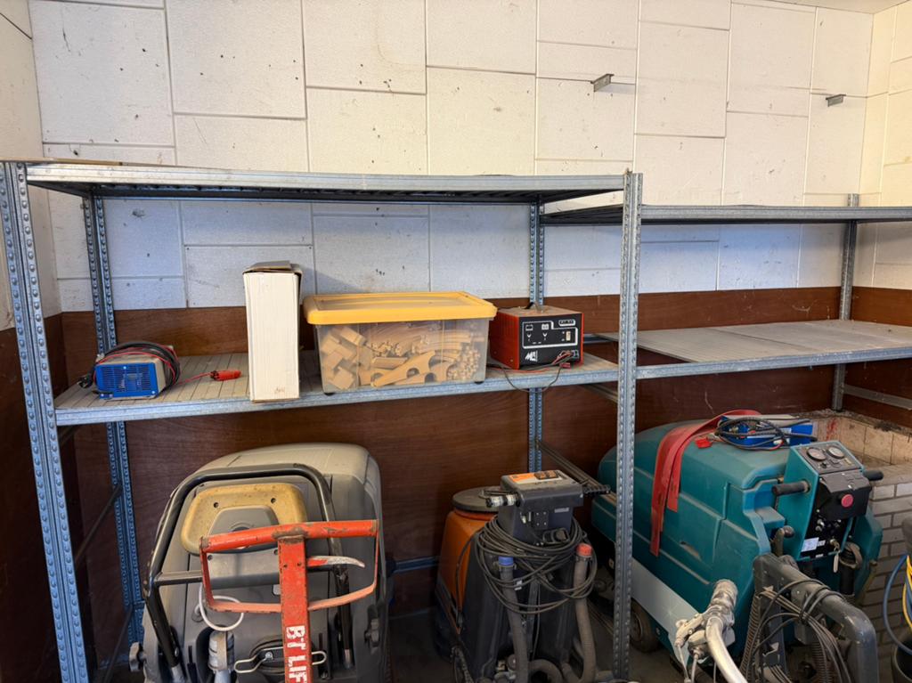 Metalen stelling iets vsn 20 staanders met legborden enZ, Ophalen